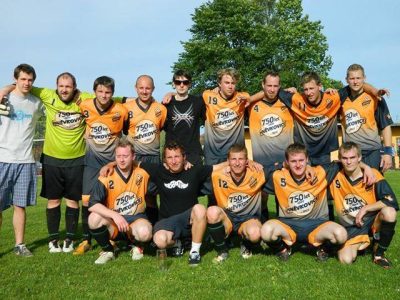 JARO 2013: ZLEVA STOJÍCÍ Petr Rajdl, Jan Rajdl st., Ondra Šťastný, Zdeněk Rajdl, Jan Rajdl ml.,Jan Vošický, Jiří Kopic, Mirek Peroutka, Petr Končel -- zleva v pokleku Tomáš Chyba, Jirka Šťastný, Petr Veleta, Michal Nulíček, Michal Pajer.
