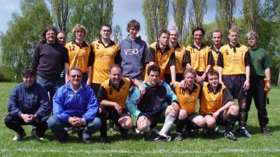 JARO 2008: ZLEVA STOJÍCÍ: Klubové Legenda Tonda Šanc, Klubový Ultras Jarda Vošický, Michal Nulíček, Michal Janda, Michal Doležal, Ondra Šťastný, Pavel Storož, Martin Fanta, Petr Starý, Petr Končel, trenér Jirka Dupal. ZLEVA SEDÍCÍ: sekretář Ivan Nulíček, vedoucí mužstva Jan Horský, Zdeněk Rajdl, Mirek Červený, Tomáš Chyba, Miloš Popek.