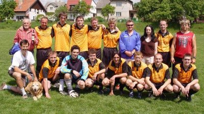 JARO 2008: ZLEVA STOJÍCÍ: Klubová Legenda Tony Kocián, Zdeněk Rajdl, Michal Doležal, Ondra Šťastný, Tomáš Chyba, Michal Nulíček, vedoucí mužstva Jan Horský, paní Stará, Petr Starý, trenér Jirka Dupal.ZLEVA SEDÍCÍ: Klubový lékař Martin Stránský, klubový pes Václav, Lukáš Kluch, Mirek Červený, Miloš Popek, Martin Fanta, Petr Končel, Pavel Storož, Michal Janda.