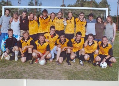 JARO 2007: ZLEVA STOJÍCÍ: Jirka Sochůrek, Jirka Dupal, Lukáš Kluch, Tomáš Chyba, Michal Doležal, Zdeněk Rajdl, Pavel Storož, Jakub Chyba, Michal Janda, Ivan Nulíček, Tonda Šanc, Martin Straka. ZLEVA SEDÍCÍ: Jan Rajdl ml., Josef Lebeda, Jan Horský, Ondra Šťastný, Martin Fanta, Mirek Červený, Miloš Popek, Jirka Šťastný. Fotka focena na počest památky zesnulého Josefa Doležala.