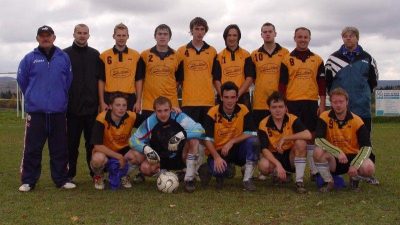 SEZÓNA 2007/2008 -- ZLEVA STOJÍCÍ: vedoucí mužstva Jan Horský, Pavel Storož, Petr Končel, Michal Janda, Michal Doležal, Martin Fanta, Jakub Chyba, Zdeněk Rajdl, trenér Jiří Dupal. ZLEVA SEDÍCÍ: Ondřej Šťastný, Lukáš Kluch, Mirek Červený, Miloš Popek, Tomáš Chyba.