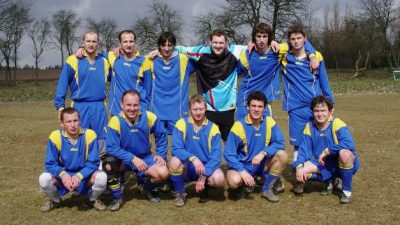 Přátelsky - JARO 2008 - Hněvkovice - Močovice -- ZLEVA STOJÍCÍ: Pavel Storož, Petr Starý, Martin Fanta, Jan Rajdl, Michal Doležal, Ondřej Šťastný. ZLEVA SEDÍCÍ: Jiří Šťastný, Zdeněk Rajdl, Tomáš Chyba, Mirek Červený, Miloš Popek.