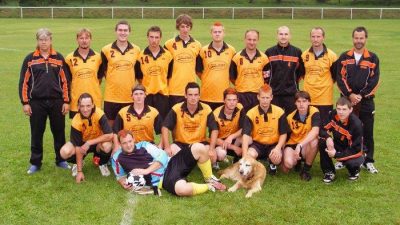 SRPEN 2009: ZLEVA STOJÍCÍ: Jiří Dupal (trenér), Luboš Suk, Michal Janda, Jan Horský ml., Michal Doležal, Jakub Chyba, Zdeněk Rajdl, Pavel Storož, Petr Starý, Martin Stránský (klubový lékař). ZLEVA SEDÍCÍ: Martin Fanta, Michal Nulíček, Mirek Červený, Ondra Štastný, Petr Končel, Jan Rajdl ml., Petr Rajdl. LEŽÍCÍ: Jan Rajdl st., pan Václav (klubový pes).