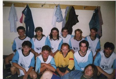 JARO 1996: HORNÍ ŘADA ZLEVA: Petr Sedláček, Jirka Dupal, Tonda Šanc, Tomáš Kosík, Gusta Škrabal, Petr Štastný. DOLNÍ ŘADA ZLEVA: Josef Vorlický, Zdeněk Rajdl, Radek Altman, Petr Stránský Radek Smrčka. LEŽÍCÍ: Josef Doležal (čest jeho památce).