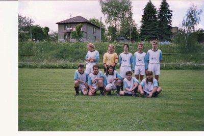 JARO 1996:STOJÍCÍ ZLEVA: Gustav Škrabal, Radek Altman, Petr Stránský, Zdeněk Rajdl, Petr Štastný. V POKLEKU ZLEVA: Josef Vorlický, Petr Sedláček, Tonda Šanc, Tomáš Kosík, Jirka Dupal. FOCENO VE VILÉMOVĚ.