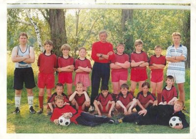 Takhle to tenkrát začalo...sezona 1999/2000--ZLEVA STOJÍCÍ: Martin Hořejš, Michal Doležal, Josef Kokert, Ondřej Šťastný, Petr Trojan (čest jeho památce), Antonín Vosáhlo, Tomáš Krejčík, Jan Rajdl st., Zdeněk Rajdl. ZLEVA V POKLEKU: Jiří Štecher, Jiří Šťastný, Ivan Nulíček, Josef Končel, Jan Horský, Jan Rajdl ml. - ZLEVA SEDÍCÍ: Jakub Chyba, Zdeněk Závitkovský