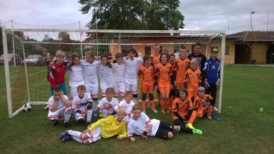 Hněvkovice - Habry - 6.9.2015 - naše mužstvo zleva stojící Jakub Veselý, Dominik Smejkal, Veronika Veselá, Adam Fučík, Vítek Horký, Roman Čmedla, Adam Mašín, Pavel Janů - v pokleku Beáta Franzbergerová, Tomáš Kubista.