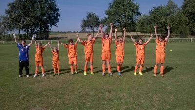 HNĚVKOVICE - HERÁLEC 13:1 - 13.9.2015: zleva: Jakub Veselý, Roman Čmedla, Tomáš Kubista, Mirek Sedláček, Dominik Smejkal, Vítek Horký, Antonín Vrána, Beáta Franzbergerová, Veronika Veselá -- na fotce chybí v zápase zraněný Pavel Janů.