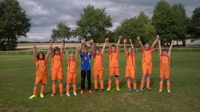 HNĚVKOVICE - DOLNÍ MĚSTO 13:3 -- 27.9.2015 -- zleva Beáta Franzbergerová, Veronika Veselá, Roman Čmedla, Pavel Janů, Adam Pipek, Vítek Horký, Toník Vrána, Dominik Smejkal, Vojta Veselý.