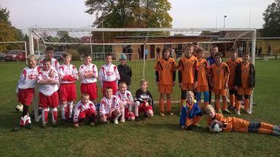 HNĚVKOVICE - LIPNICE 20:0 -- 11.10.-- zleva stojící: Veronika Veselá, Vítek Horký, Dominik Smejkal, Tonda Vrána, Pavel Janů, Mirek Sedláček, Adam Pipek, Jakub Veselý -- v pokleku Tomáš Kubista, ležící Roman Čmedla.