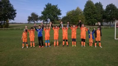 HNĚVKOVICE - LIPNICE 20:0 -- 11.10.2015 -- zleva: Roman Čmedla, Mirek Sedláček, Pavel Janů, Toník Vrána, Veronika Veselá, Adam Pipek, Vítek Horký, Dominik Smejkal, Tomáš Kubista, Jakub Veselý.